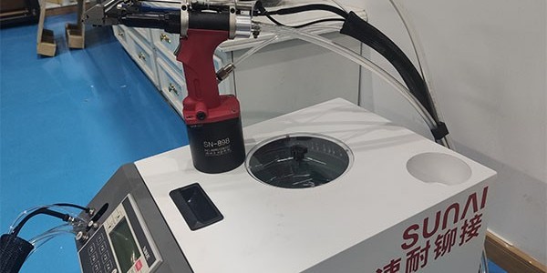自動拉釘機的構(gòu)成