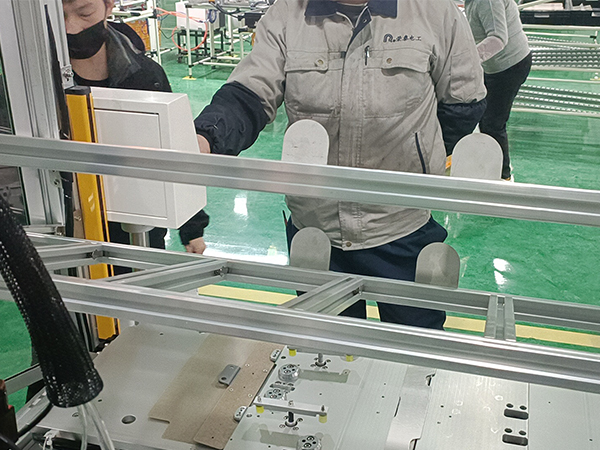 速耐汽車配件鉚接的自動(dòng)拉釘機(jī)成功為榮泰電工提供鉚接解決方案